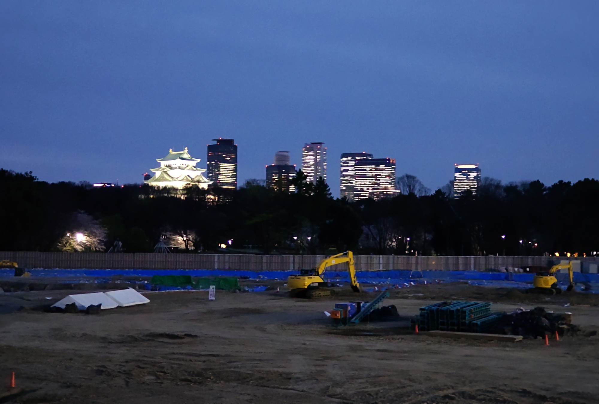 愛知県埋蔵文化財センター 名古屋市北区の名城公園遺跡から名古屋駅方面を撮影した４月某日の夜景です 名古屋城もライトアップ され 名駅周辺の高層ビル群もよく見えます 名城公園遺跡で現在確認されている古墳時代前期の遺構とは およそ1800年の時間差が