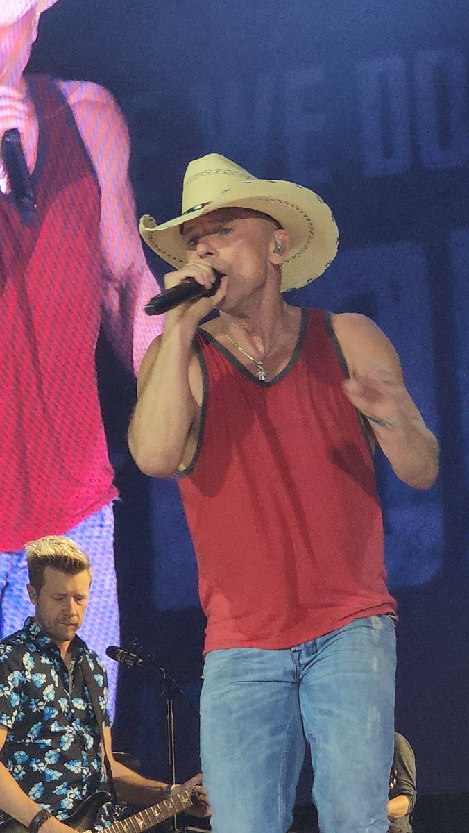 BreBre1028's tweet photo. @kennychesney thank you for the amazing show! 
#raymondjamesstadium #KennyChesney #Tampa #concerts @RJStadium #damnhesexy #numberonefanofthemanfromtennessee https://t.co/F78zRAamIU