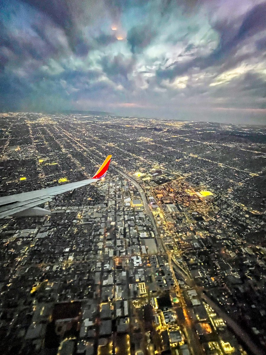 MikeLapadu's tweet photo. The view coming into Los Angeles tonight was pretty sweet!  Thanks for the ride @SouthwestAir https://t.co/f99X8rwNN8