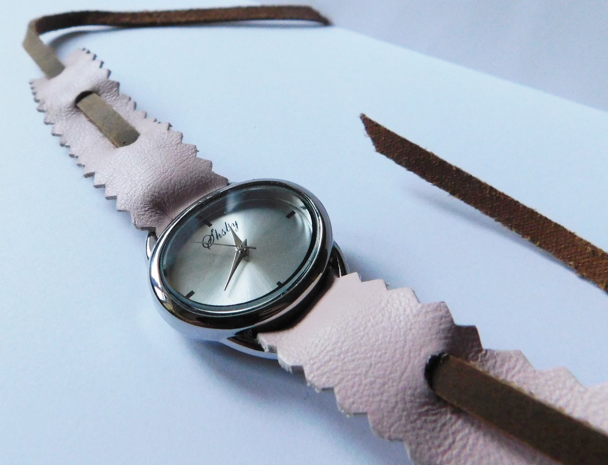 JuSal08's tweet photo. Really love this, from the Etsy shop buyitjustbecause. https://t.co/C1ALggWhd1 #etsy #outofordinary #rarewatch #unusualwatch #designerwatch #leatherwatch #ovalwatch #pinkwatch #buyitjustbecause #fashionwatch https://t.co/6BcNvEOi5P