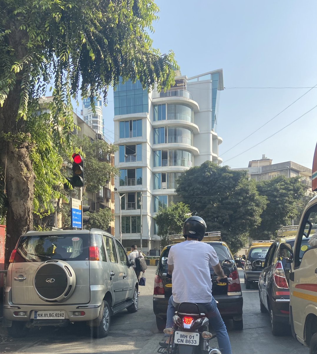 jituk9's tweet photo. VIP car MH01BG6282 again parked at signal of bhatia hospital nana chowk, hope @MTPHereToHelp sent ryder 6 days back & already penalised this VIP https://t.co/oU52IHcIzJ