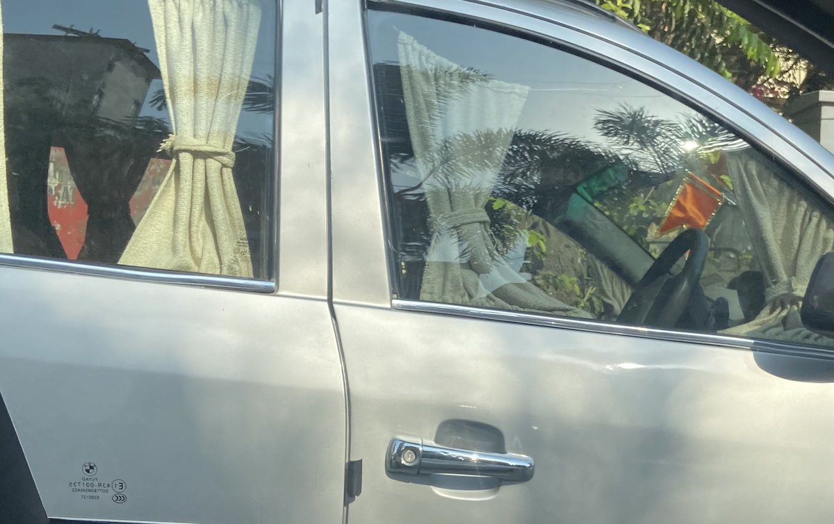 jituk9's tweet photo. VIP car MH01BG6282 again parked at signal of bhatia hospital nana chowk, hope @MTPHereToHelp sent ryder 6 days back & already penalised this VIP https://t.co/oU52IHcIzJ