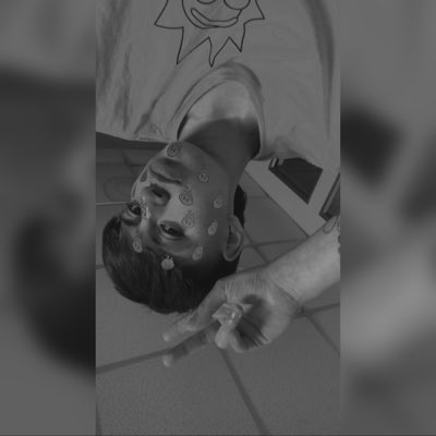 Haz tocado fondo, no te asustes pequeña que nada peor te puede pasar 🖤#NuevaFotoDePerfil https://t.co/WNRw7hkVxl