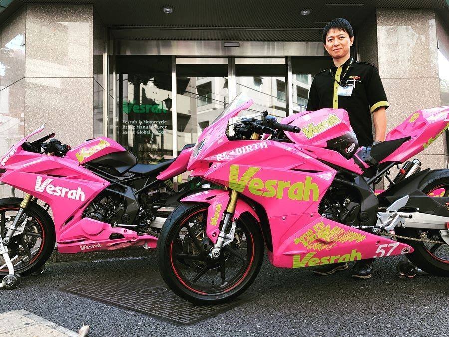 ABRMRacing's tweet photo. 【協賛企業様の紹介】 
Vesrah（ベスラ）様
https://t.co/BHQnUokdIm
ブレーキパッド等消耗品を主に製造、販売されている企業様です。
国産パッドは特にコントロール性に優れ、小～大排気量まで幅広く取扱いしています。
社内チームはもて耐優勝経験もある、実績のある企業様です。

#第5回ABRM走行会 https://t.co/N00j6Y5ChA
