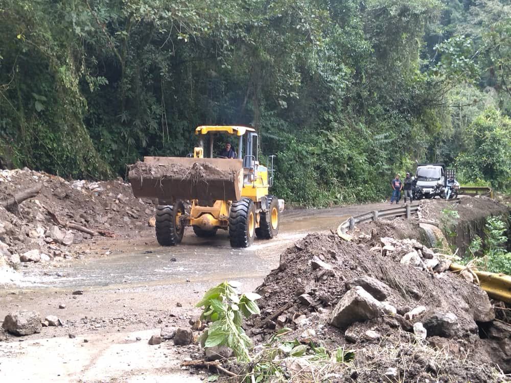 NicolasMaduro's tweet photo. Al pueblo de Venezuela les digo: cuentan con este Gobierno que trabaja las 24 horas del día, sin abandonarlos un segundo, para protegerlos. Todas las autoridades están atentas, reforzando la capacidad de acción, en tiempo real para atenderlos. ¡Estamos con ustedes! https://t.co/Wcru5lxyuL