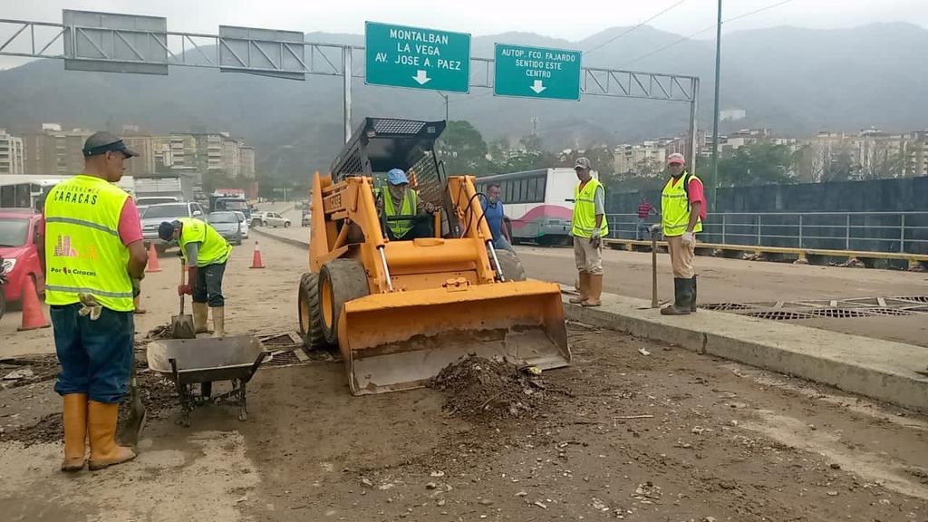 Al pueblo de Venezuela les digo: cuentan con este Gobierno que trabaja las 24 horas del día, sin abandonarlos un segundo, para protegerlos. Todas las autoridades están atentas, reforzando la capacidad de acción, en tiempo real para atenderlos. ¡Estamos con ustedes!