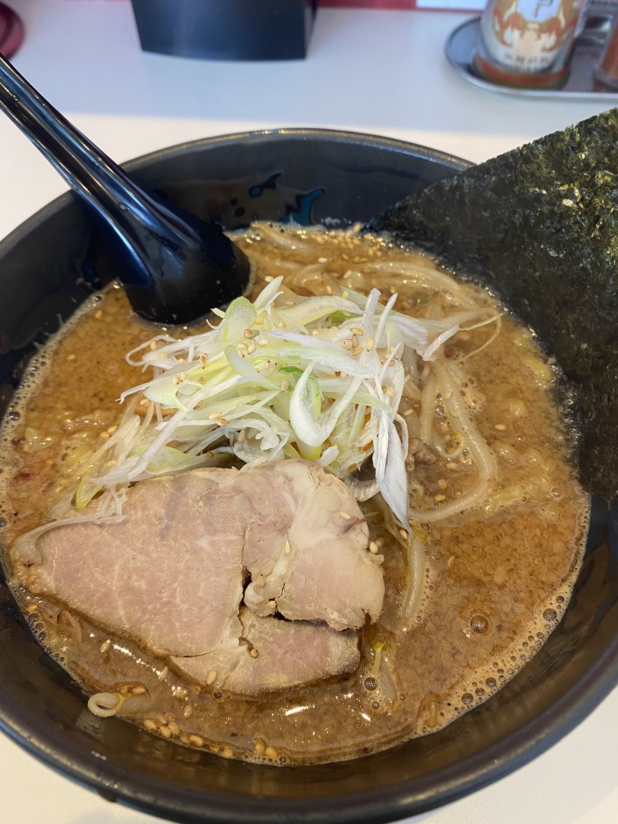 函館 狼煙 写真は豚骨醤油！沢山の背脂に、炒めた玉ねぎと挽肉が、これでもかと言う位縮れ卵麺に絡んで凄く美味しい！！＃函館 ＃狼煙 ＃ラーメン ＃豚骨 ＃グルメ ＃昼飯 ＃魚介