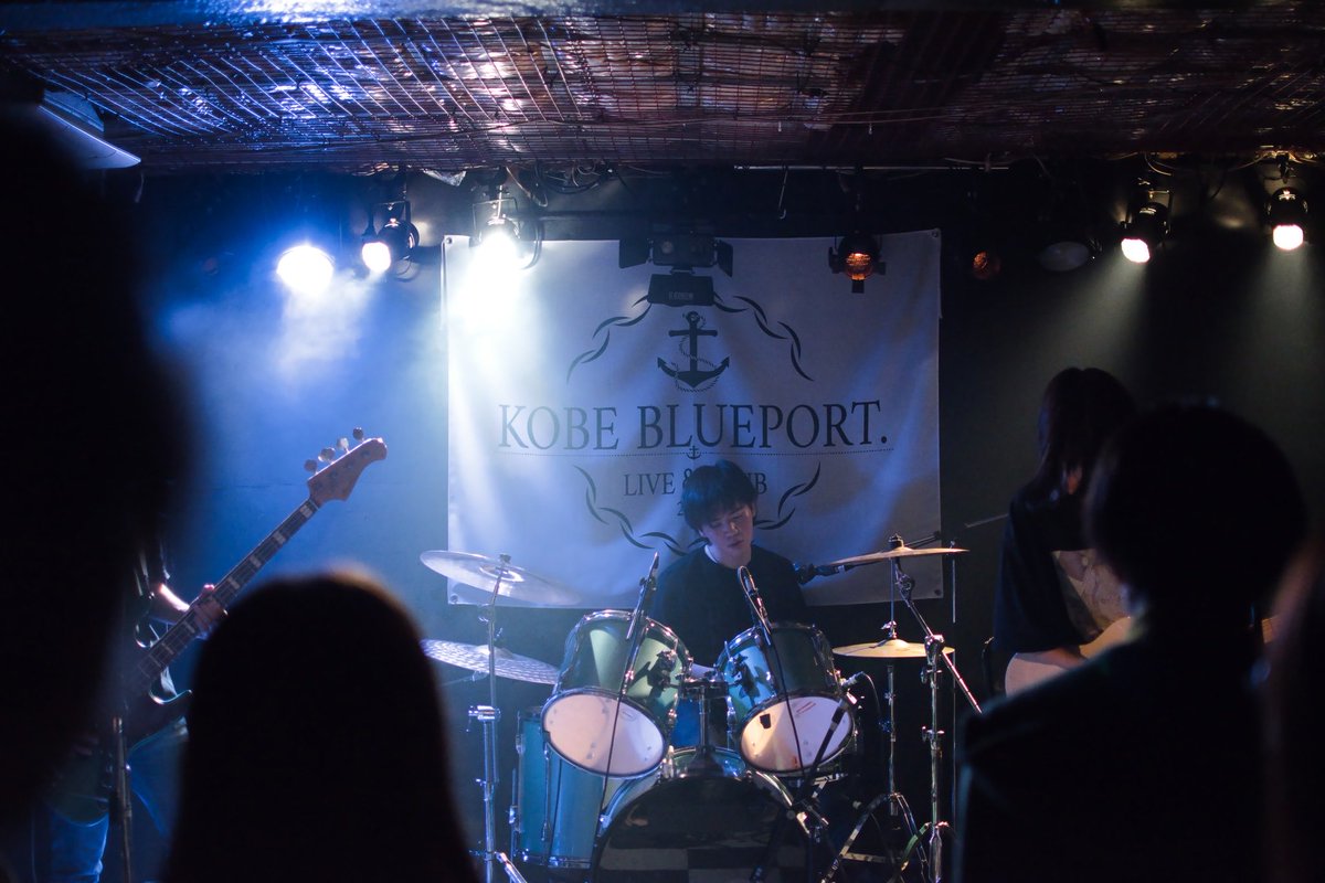 kobeROCK2022's tweet photo. 🎧新歓ライブのお知らせ🎧

日時:5月1日(日) 11:00開演
場所:KOBE BLUEPORT

三ノ宮のライブハウスで行います！
11〜18時の予定で、途中参加・途中退室OKです🙆‍♀️
ご都合の合う時間にぜひ！

事前の人数把握が必要なので、少しでも来てくださる方は公式LINEに連絡お願いします🙇‍♂️

締め切りは5/29です！ https://t.co/Pv6qVKKUow