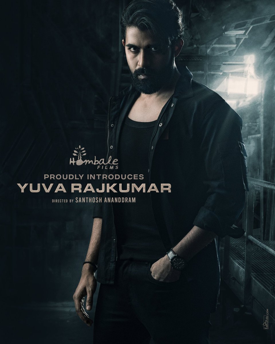 Ambaris89272283's tweet photo. The legacy continues.. Waiting for junior power ⭐ on screen.
@hombalefilms introduces @yuva_rajkumar sir in a film to be directed by @SanthoshAnand15 Sir @VKiragandur sir
#IntroducingYuvaRajKumar https://t.co/1sD65Kc2yM https://t.co/KcSvAlWuCI