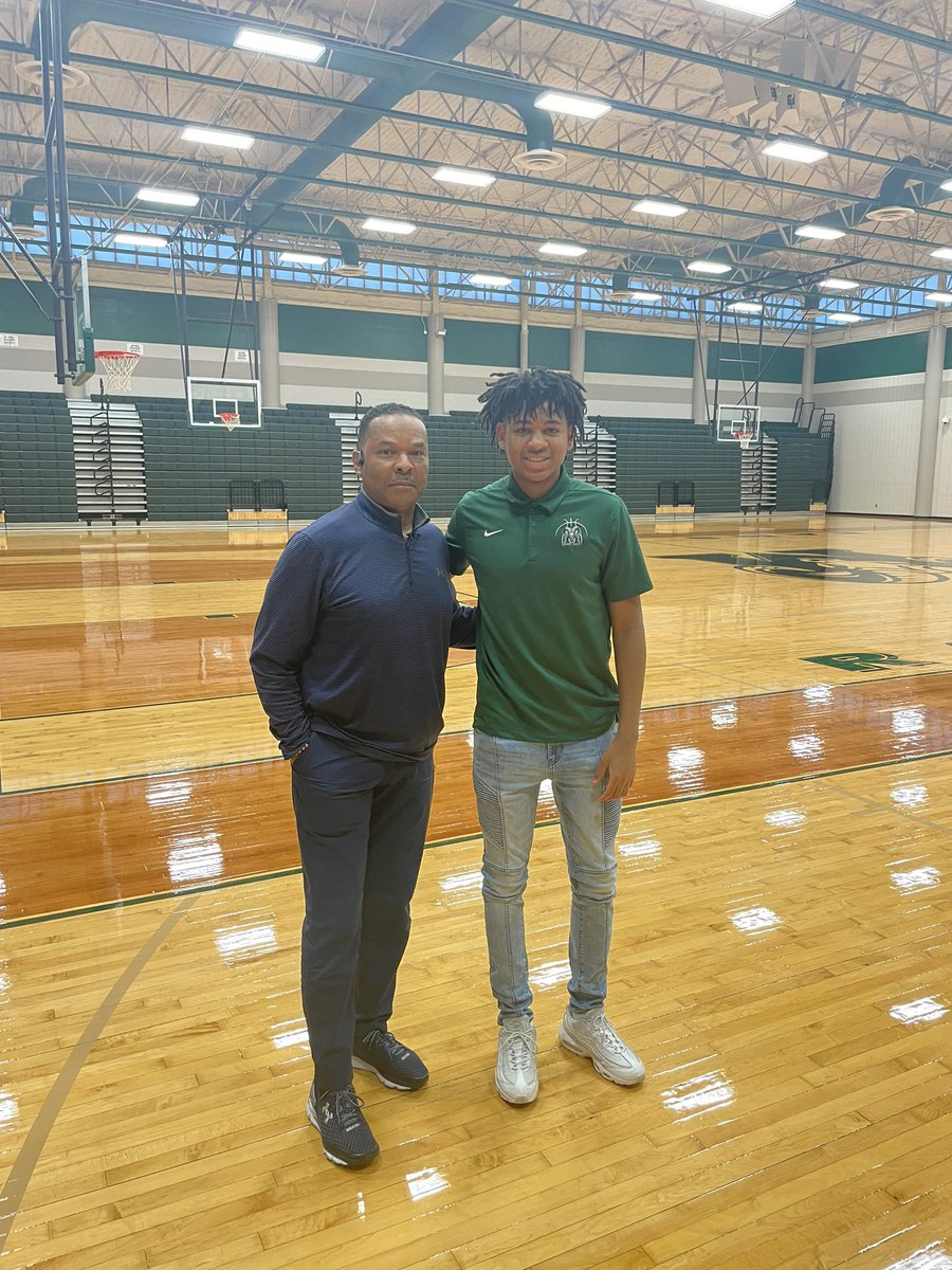 CoachJensen3's tweet photo. What a great way to start the morning as @FOX26Houston honored Senior Larison LaMette @larison_lamette for his outstanding work in the classroom and on the court! He was surrounded by his family, coaches, teachers, and teammates. Thank you, Larison! @CoachAMFobb06 @MCRamsHoops https://t.co/jTc4tXH0Uh
