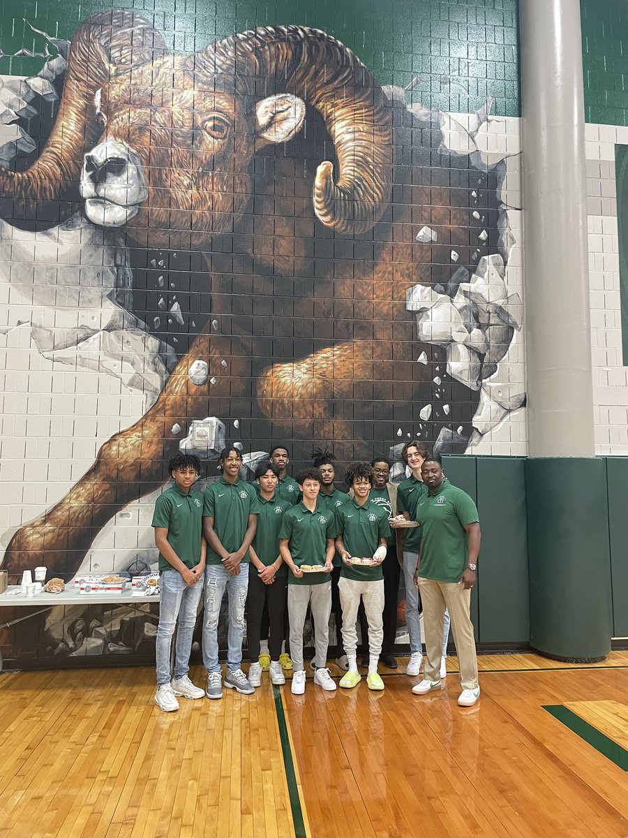 CoachJensen3's tweet photo. What a great way to start the morning as @FOX26Houston honored Senior Larison LaMette @larison_lamette for his outstanding work in the classroom and on the court! He was surrounded by his family, coaches, teachers, and teammates. Thank you, Larison! @CoachAMFobb06 @MCRamsHoops https://t.co/jTc4tXH0Uh
