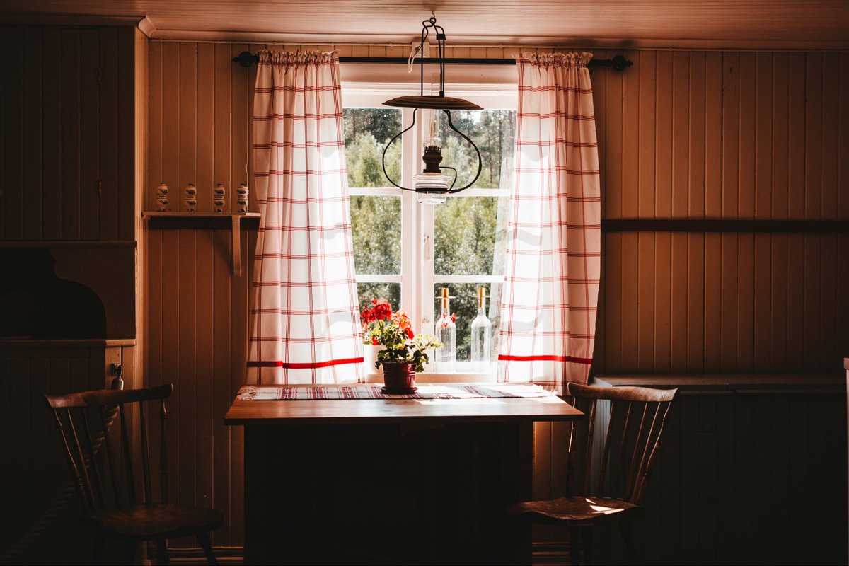 DecentDesign_'s tweet photo. This space looks so comforting. You can already tell there’s such a pretty view out that window ❤️

#interior #design #interiordesign #homedecor #homedesign #interiordecor #kitchendesign #inspiration #aesthetic https://t.co/8cUudNzJNN
