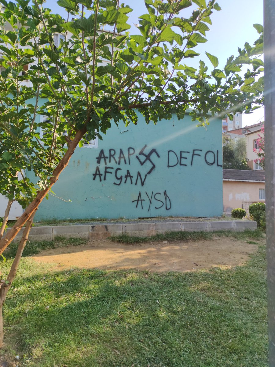 Her Türk kardeşimizdir.

Boş bulduğun her duvara yazılama çalışması yap, bize gönder.
Türkiye'nin her yerindeyiz! 

Sesimiz her zamankinden fazla çıkacak ❗

Suriyeliler Ülkelerine!
Arap Defol!