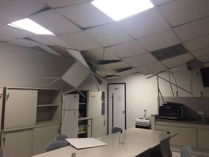 Modo_S_'s tweet photo. No es #Ucrania, es la sala de descanso del Air Control Center (ACC) de Ezeiza. Por falta de mantenimiento, el fuerte viento abrió una de las ventanas y generó importantes destrozos. El controlador de tránsito aéreo debe mantener los niveles de alerta y atención al máximo. SIGUE https://t.co/ValfqeDTEU
