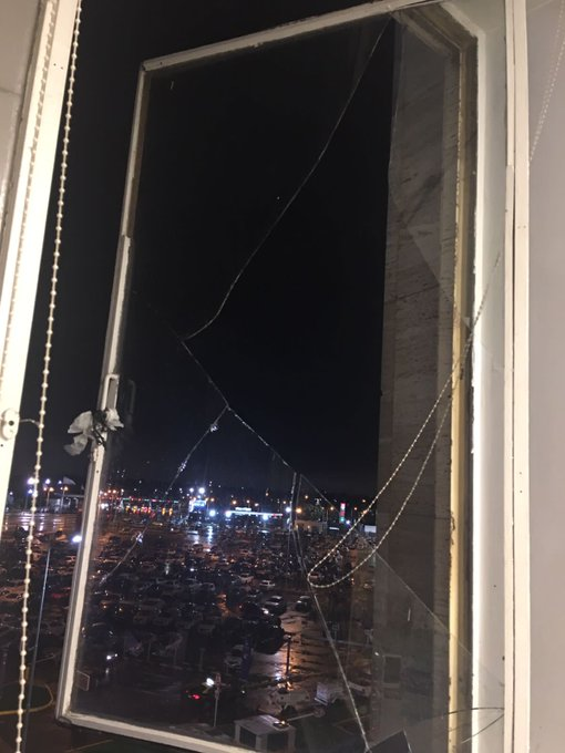 No es #Ucrania, es la sala de descanso del Air Control Center (ACC) de Ezeiza. Por falta de mantenimiento, el fuerte viento abrió una de las ventanas y generó importantes destrozos. El controlador de tránsito aéreo debe mantener los niveles de alerta y atención al máximo. SIGUE