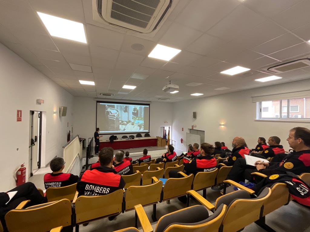 bomberosvlc's tweet photo. #FormacióContinua
👨‍🚒CURS DE INCENDIS ESTRUCTURALS 👷
Dirigit als integrants dels Grups de Instrucció d'incendi en interiors 
Impartit per l'Oficial de @CEISGuadalajara Arturo Arnalich

@AjuntamentVLC https://t.co/osVcWkWQ3c