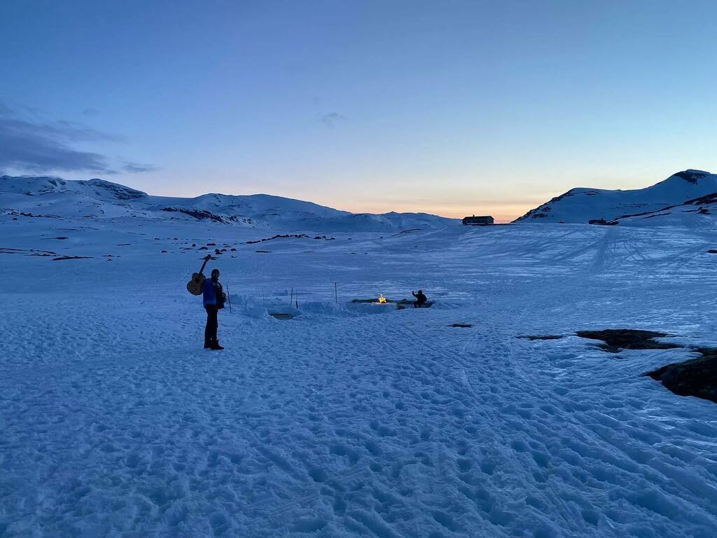 nissenjo's tweet photo. Ready for evening fireside jam session with S’mores lecture by @natalyagomezeps #icefinse https://t.co/D1QCex4Mz4 https://t.co/5K0x9CDdo4