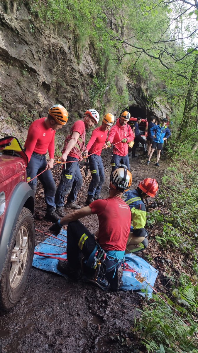 BomberosEuskadi's tweet photo. Irun, Aiako Harriak, en camino de acceso a la cascada de Irusta, ciclista caído por un barranco de unos 30 mts. #Rescate muy técnico por lo escarpado del terreno y el mal acceso. Bidasoako #suhiltzaileak https://t.co/HXde3kYWwB