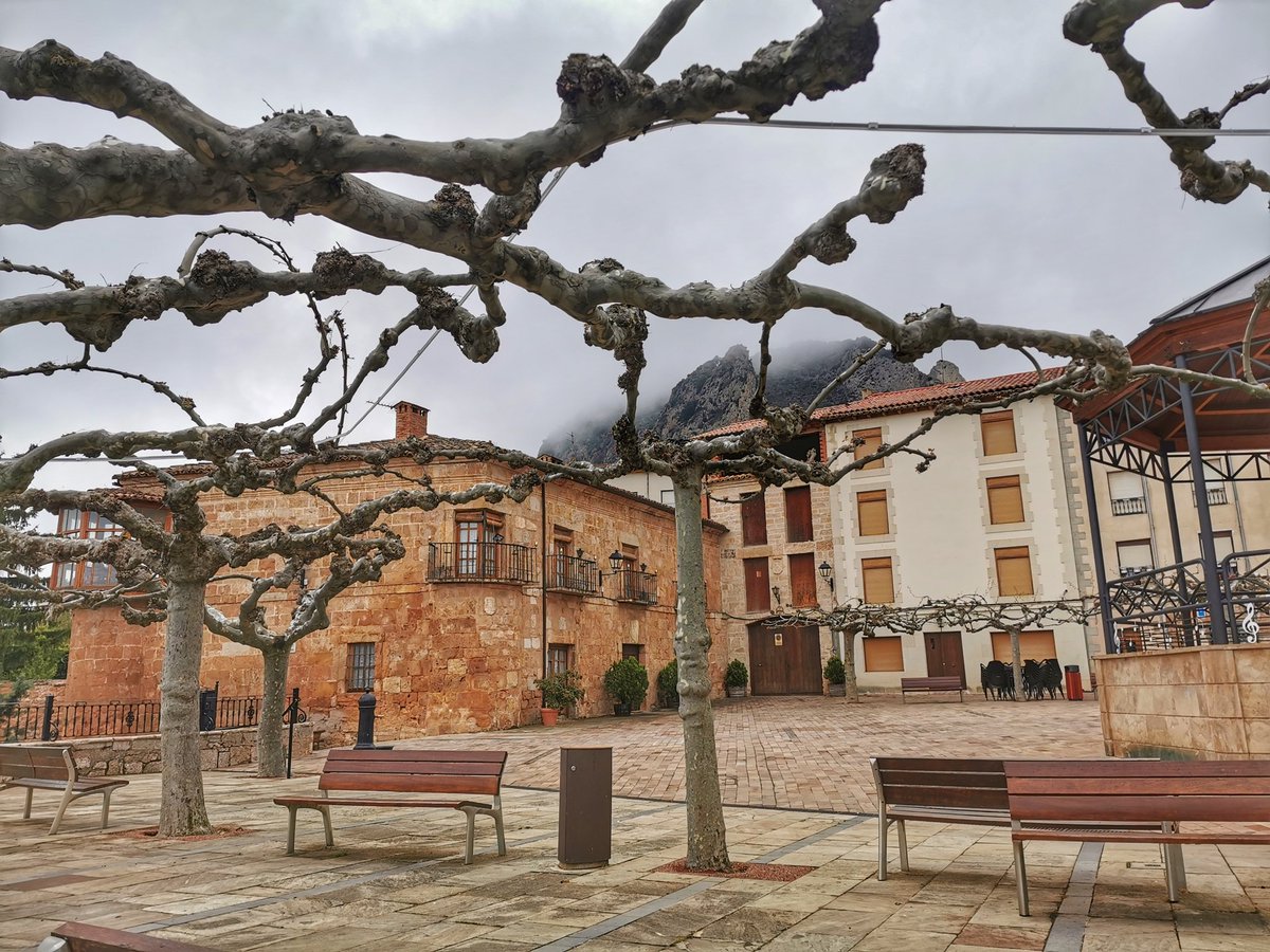 objetivo_viajar's tweet photo. Cuando visites el norte de #Burgos, incluye en tu agenda Poza de la Sal. Conocida como 'El balcón de La Bureba', esta bonita villa cuenta con un escalonado y laberíntico caserío que despliega sus alas a los pies del castillo 👉 🧵 #NecesitasRespirarBurgos https://t.co/Hvfx8aQdw4