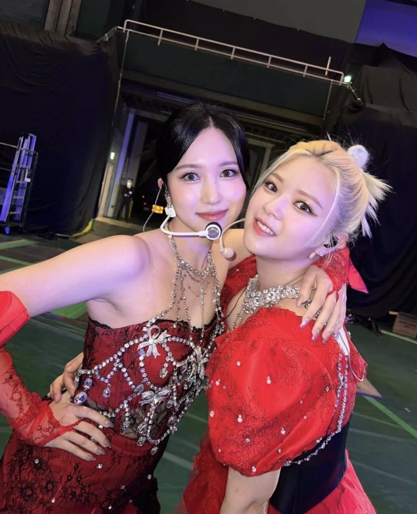 MINA FINALLY CATCHED JEONGYEON FOR SELCA WE WON EVERYONE!!!!😭💚