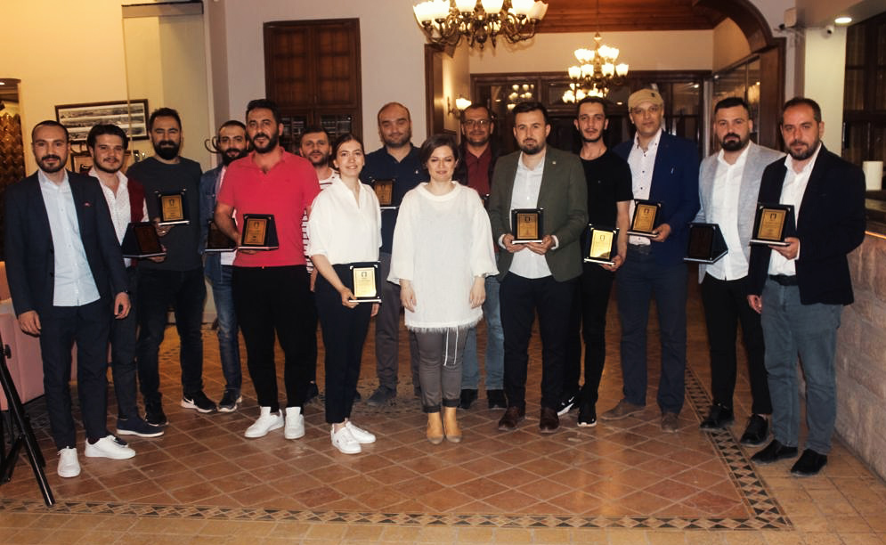 Acarkon_'s tweet photo. Mimarlar Odasının düzenlemiş olduğu gecede Mimarlar Odası Genel Başkanı Armağan Güleç Korumaz tarafından takdim edilen plaket için onurlarımızı sunuyor, tüm Acarkon ailesi adına teşekkür ediyoruz. 
@mimodkonya
https://t.co/JuRknlUI1g
#Acarkon #KonyaParke #KonyaDekorasyon #Parke https://t.co/gFjVjyKMGT