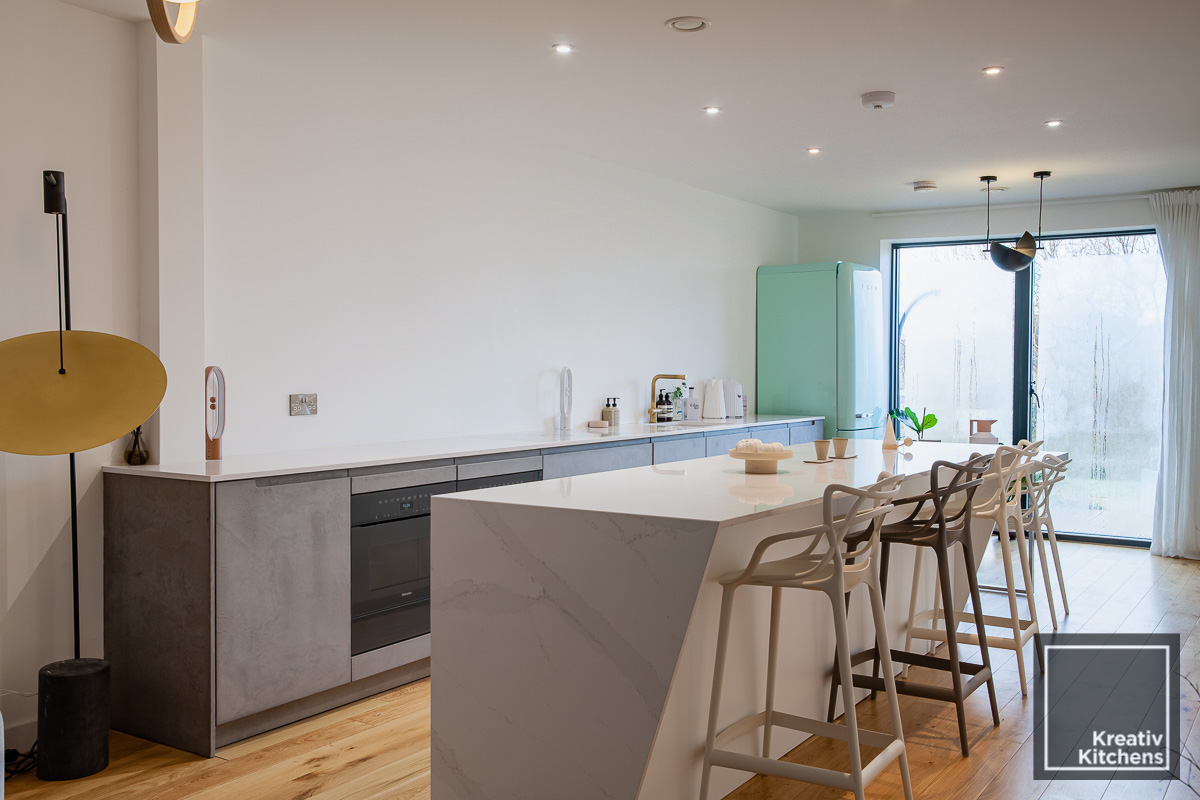 KreativKitchens's tweet photo. A stunning project down at the CITU development in Leeds #leeds #kreativkitchens #germankitchen #concretekitchen #kitchendesign #interiordesign #kitchen #homerenovation #kitcheninspo #handlelesskitchen #kitchenmakeover #kitchenarchitecture @Miele_GB @Silestone https://t.co/YHvnQGZnbu