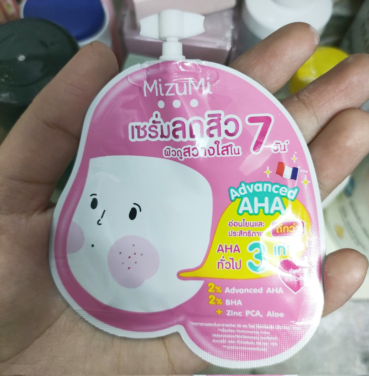 namkrnkmiinii's tweet image. MizuMi น้องซองชมพู น่ารักๆ น้องมี Advanced AHA ช่วยให้หน้ากระจ่างใส ผิวเรียบเนียน กับ BHA ที่ช่วยลดสิวต่างๆ ทาน้องครั้งแรกเนื้อเซรั่มซึมไวมาก บอกเลยเริศๆ ใช้ได้เช้าเย็นเลย มีขายในเซเว่นน้า ไปตำโล้ด😆 #รีวิวเซเว่น #ใช้ดีบอกต่อ