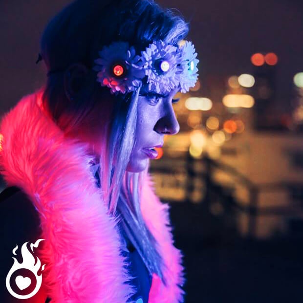 HeartJacking's tweet photo. J'aime avoir un look #unique et #original pour des soirées, c'est pour ça que j'adore les #accessoires #LED.💙 Et puis, mon look #flashy ne rate jamais d'ébahir les autres.🔥
#heartjacking #boaled #boalumineux #ledboa #couronneled #fashion #style #mothersdaygifts #momsday https://t.co/ltWZwC7nI8