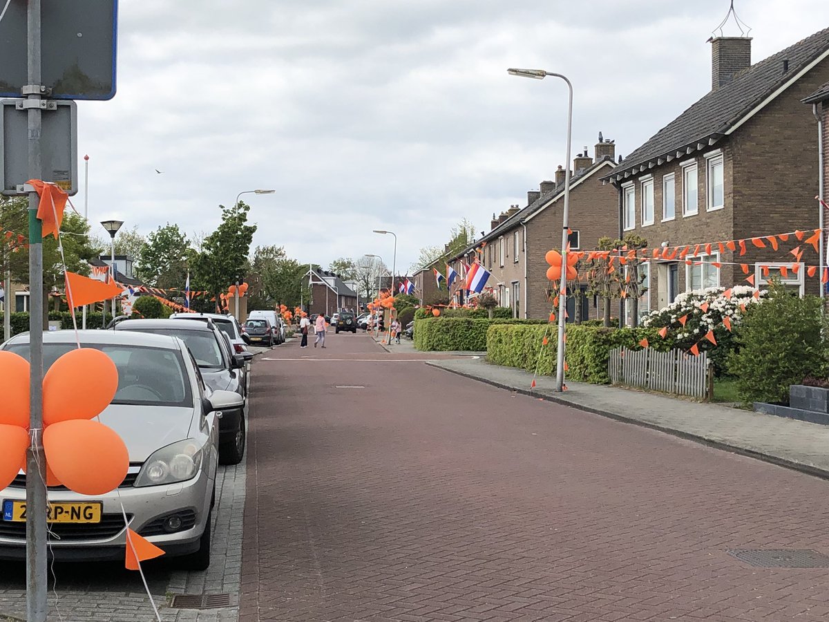 Het is weer feest op de verjaardag van de Koning. Met de lawaaioptocht, fietstocht, spelletjes en de vrijmarkt is weer als vanouds. Op een drukke aubade kreeg ik ook het eerste exemplaar van het vrijheidslied Krimpenerwaard, wat een eer!
Dank Oranjevereniging Stolwijk en Ingrid😃