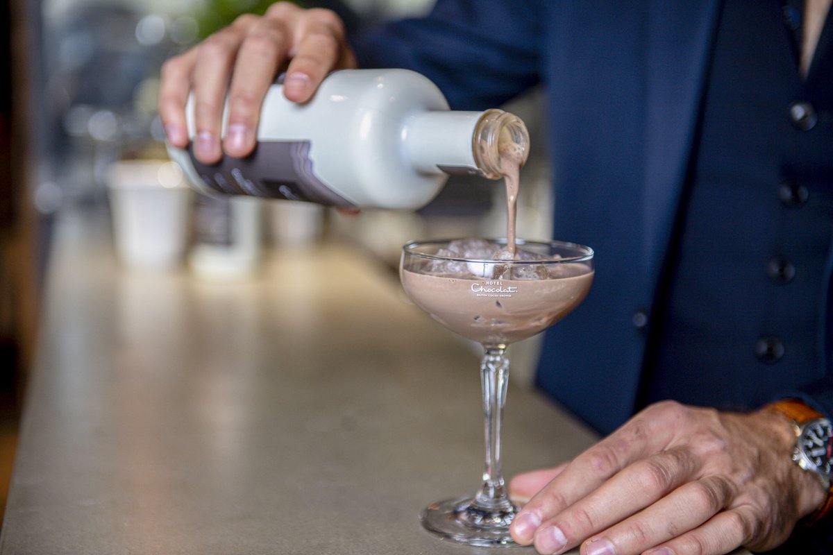 HotelChocolat's tweet photo. Cheers to longer days, warmer evenings and Velvetised Creams 🥂
Enjoy over ice, in the garden while the sun sets...Pure bliss☺️
#velvetisedcream #coupeset #taastingexperience https://t.co/c9XbRr3Dsr