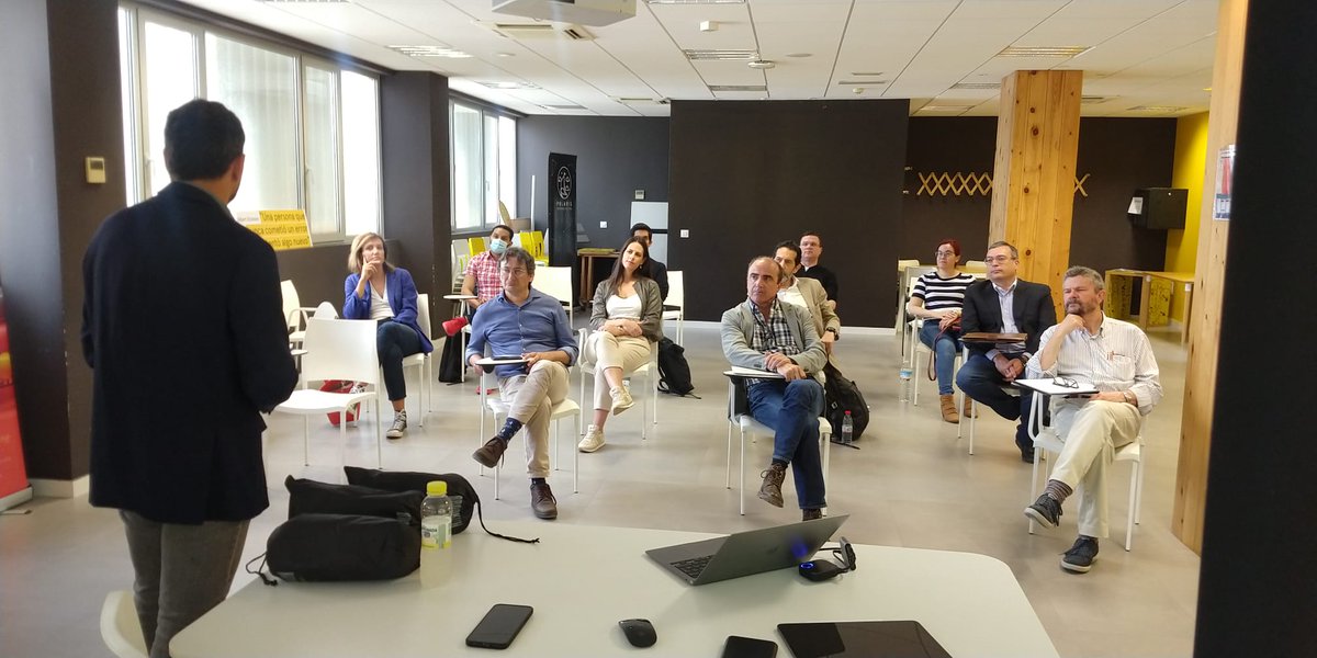 linkbyuma's tweet photo. 🔎Hoy nos reunimos en Link un equipo formado por distintos miembros de la comunidad universitaria para diseñar una nueva #metodología para la #ideación y maduración de proyectos #emprendedores que se utilizará en futuras ediciones de #FlashSession⚡¡A aprovechar la jornada!🤩💡 https://t.co/TtXcSZfuuT