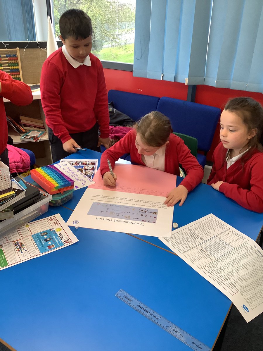 Year3STMHull1's tweet photo. Year 3 have been looking at the story of The Lion and The Mouse in English. Today they are working together to shared write a new version - The Fish and The Shark. https://t.co/dqsdc9PhfQ