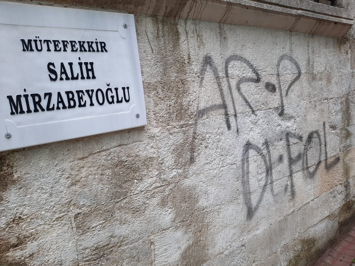 Duvarlarımız Özgür. Boş bulduğun duvara yaz, inatla;

ARAP DEFOL!