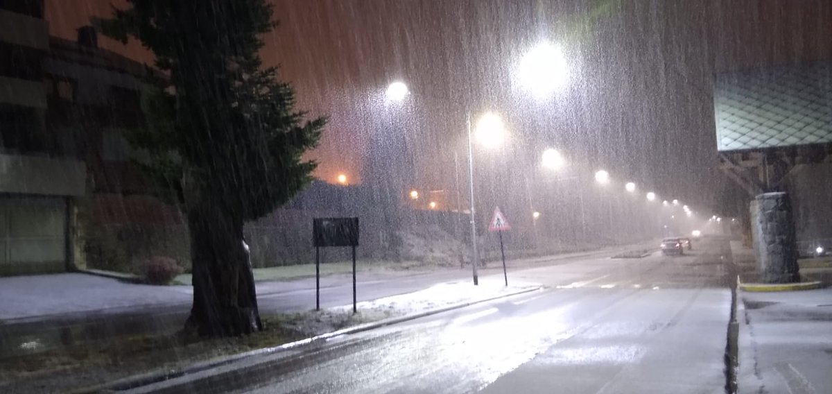 rionegrocomar's tweet photo. ❄ #MuchaNieve

🥶¡Así amaneció #Bariloche hoy! Con fuertes nevadas y ¡mucho frío! Hoy rige una alerta por nieve y fuertes vientos. ¿Cómo amaneció tu ciudad?

Te dejamos el #Pronostico 👇👉 https://t.co/adcAR6n7Wr https://t.co/sCtlIOngAh