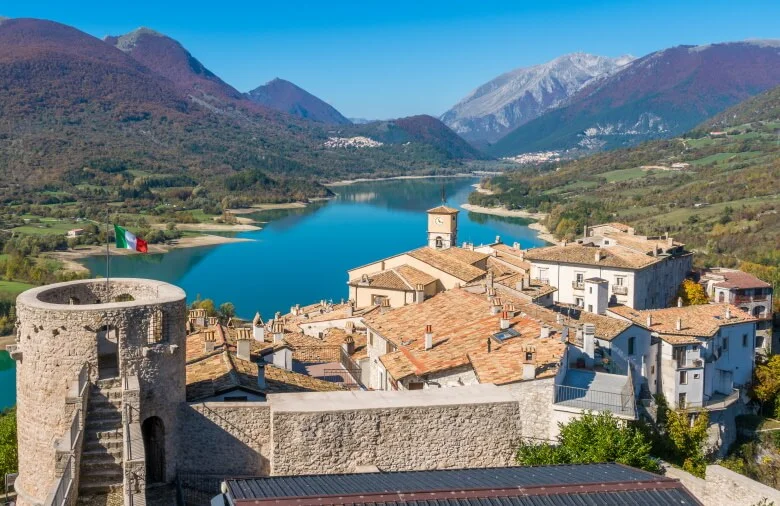 movehub's tweet photo. This week's #FridayFocus is on Italy! 🇮🇹

The country with the most UNESCO World Heritage sites has a rich culture of food, fashion, football, art, cars, coffee, opera, architecture, and wine
🍝💃⚽🎨🏎️☕🎭🏛️🍷

Here's where to live in this paradise: https://t.co/uWcKbhudF2 https://t.co/oUmxV0ThAy