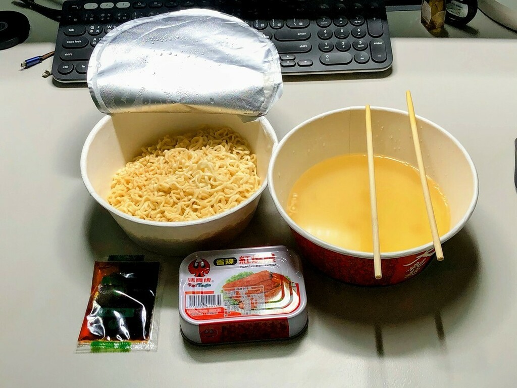 IamHelloMrSean's tweet photo. 中午突發奇想～學韓國人吃泡麵配罐頭。買了碗蔥燒牛肉乾麵，但是在超市怎麼都找不到牛肉罐頭，只好買個紅燒鰻魚充數，沒想到味道挺搭的。
這一碗鰻魚蓋麵才６０元還附湯。
自己吃得很開心又滿足。

#鰻魚蓋麵 #紅燒慢 #泡麵 #60元解決一餐 https://t.co/ow1KrwhSCu https://t.co/ZgTRU68Hxo