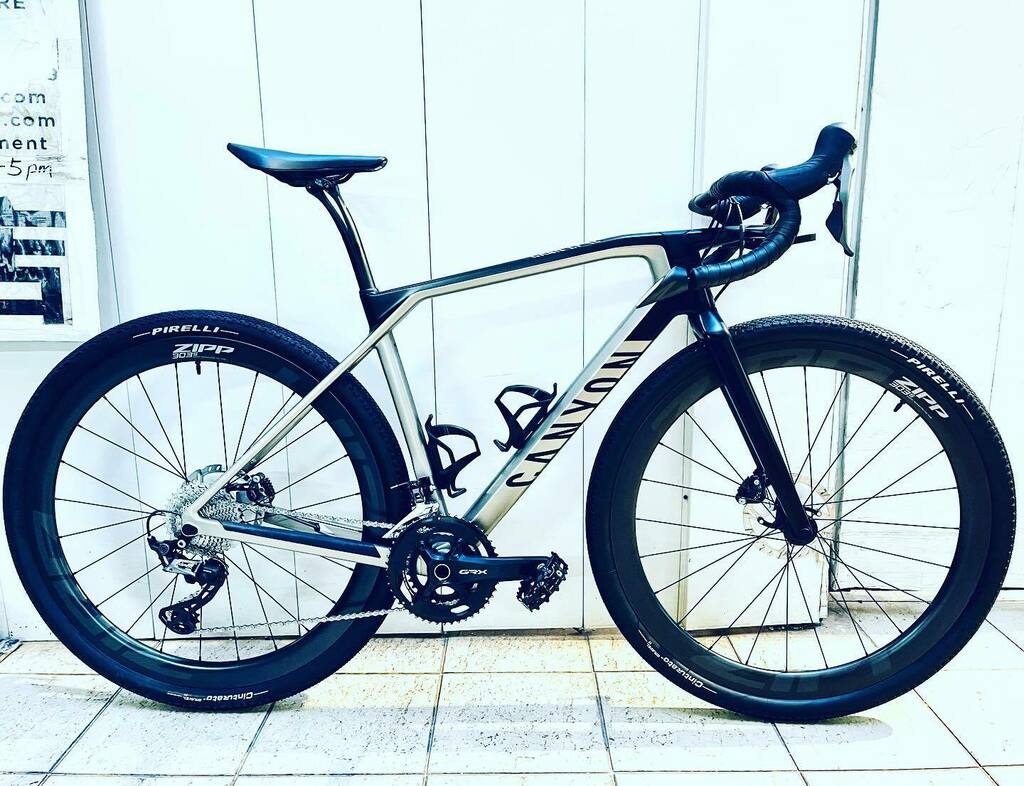 brainopera's tweet photo. Long Weekend for Dangerous Liasons: #CanyonGrail x #Zipp303s
In collaboration with @thebikesettlement
cc: @canyon.sg @canyon #zipp #gravelbikes #wheelsets #singapore #cycling #bicycles #stealth #cyberpunk #sustainable https://t.co/ePBvB3LlNX https://t.co/p7d2MNaGkP