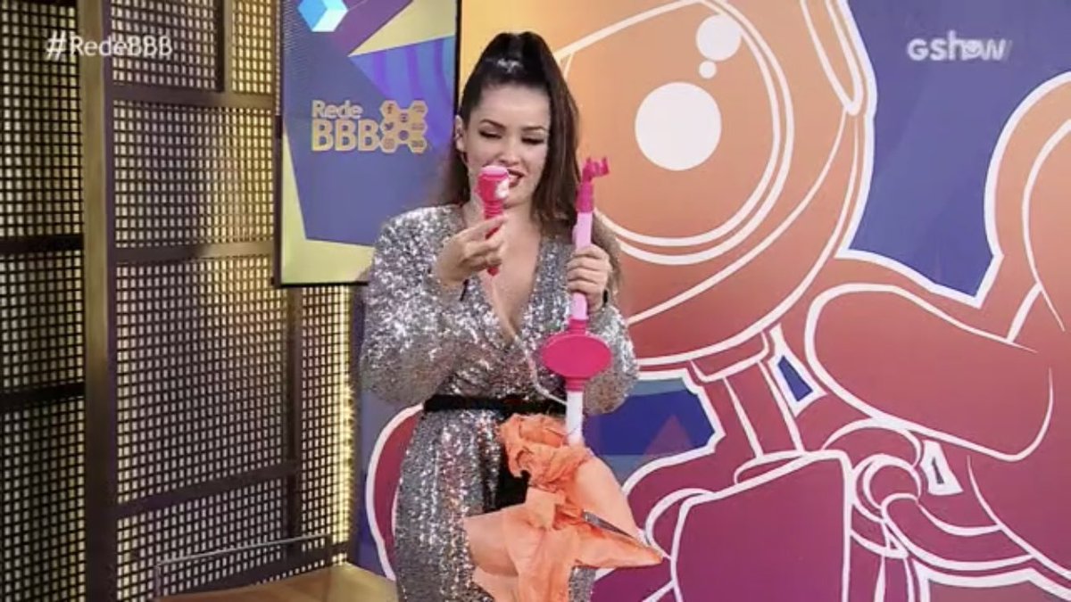 laytweeta's tweet photo. o campeão desse ano ganhando um microfone igual a campeã juliette kkkkk amo #redebbb #bbb22 https://t.co/gnEsagUgOu