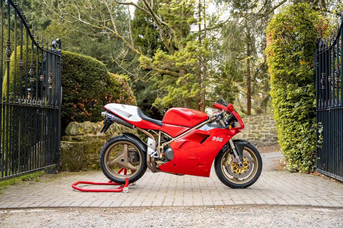 MotorbikeFactor's tweet photo. Two absolutely beautiful bikes just arrived for SALE , Ducati Sport Classic and 996 Bi-Posto #ducati call for details, very collectible and amazing to ride #motorbikefactory 07836388488 https://t.co/BbZF3hkvvt