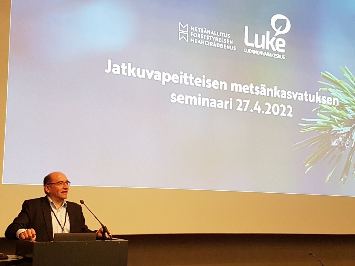 Sää on kylmä, mutta päivän teema lämminhenkinen #jatkuvakasvatus #Metsähallitus #Luke #metsä #metsätalous #monimuotoisuus Tilaisuuden avaa <a href="/KumpulaJussi/">Jussi Kumpula</a>