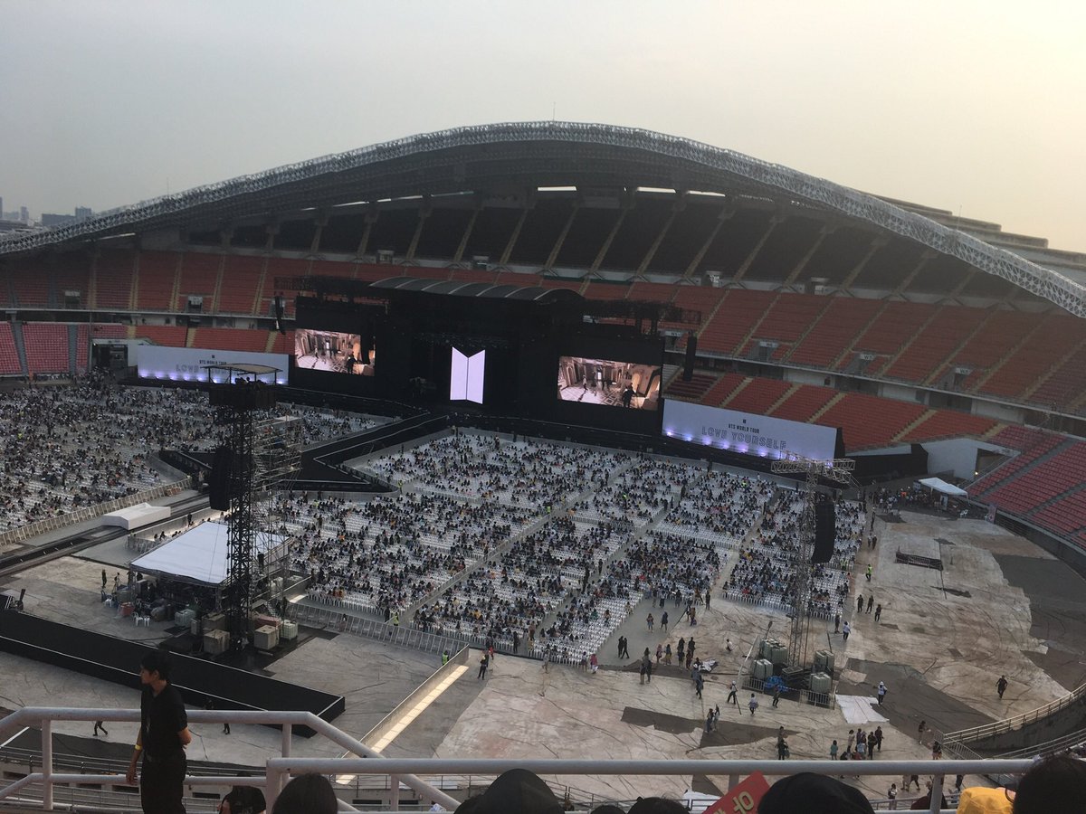 luckypatpoo's tweet photo. รีวิวโซน E3D บัตร 3500.- 
จากคอนบังทัน เห็นศิลปินตัวจิ๋วๆเลย 55555 มองผ่านจอเอาแหละ แต่ที่สำคัญคือบรรยากาศดีมากๆๆๆๆๆ บัตรดอยคือลมเย็นมากๆ
ปล.ถ้าทรศ.ซูมได้ไม่เยอะ เราแนะนำให้พกกล้องส่องทางไกลไปด้วยนะคะ ช่วยได้เยอะมากก #justinbieberinbangkok https://t.co/Xj2RkOQk50