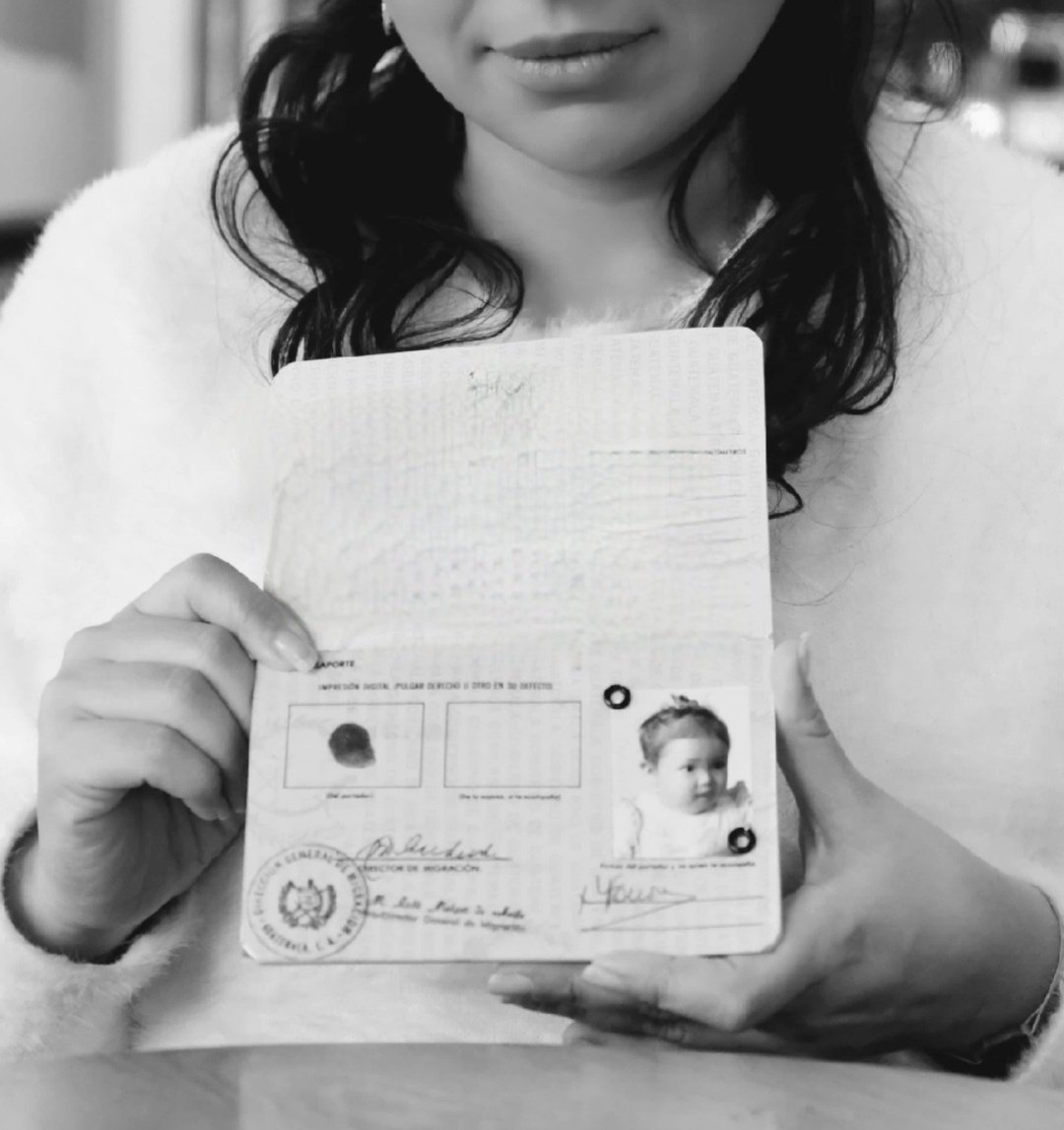 🤚🏽🖤 A 11 mois j'ai 'signé' mon passeport avec de l'encre sur mon 'petit doigt de bébé' pour dire que je voyageais 'sola ' #ineptie #traficenfants #adoption #illégale #conflitarme #Guatemala 
Maintenant je signe, parfois
. . . des livres 🖋 ❤️ #resilience