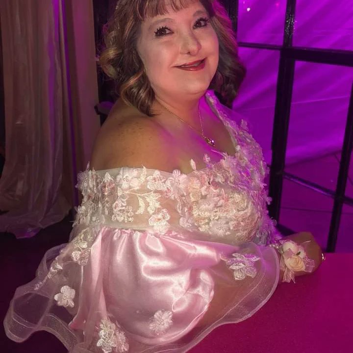 cstrong41143's tweet photo. #WCW #Pinkprom https://t.co/n0Y0tvQH5z