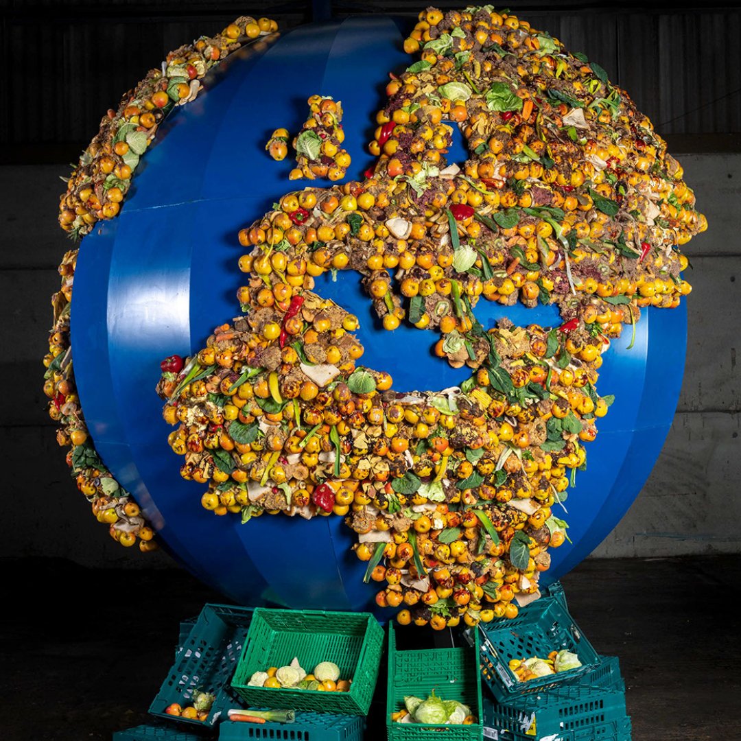 It's #StopFoodWasteDay an international day of action to fight food waste. ✊The Food Planet represents one year's worth of food waste from an average family with 2 children, totalling 165kg per year! Let's keep food from ending up in the bin. @stopfoodwasteday #LoveFoodHateWaste