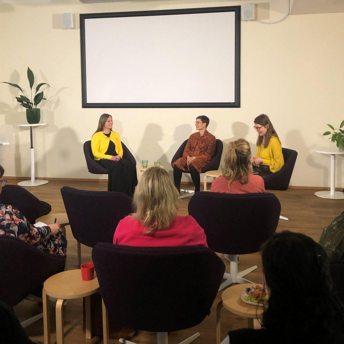 Strategisesta viestinnästä tänään keskustelemassa Aino <a href="/Pajukangas/">Aino Pajukangas / Aivela Oy</a>, <a href="/KatiKeronen/">Kati Keronen 🌞</a> ja <a href="/EllaKoota/">Ella Koota</a>. Mukaan on ilmoittautunut yli 100 jäsentämme, joista osa on paikan päällä toimistollamme kuuntelemassa tilaisuutta. Ihana tavata pitkästä aikaa kollegoita! 💛 #viestintä