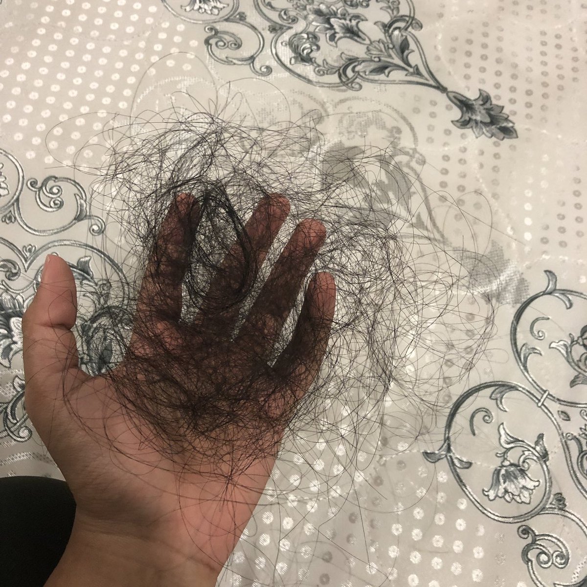 amaninanisa's tweet photo. Since thread double cleansing for hair semalam dah terlampau panjang. This will be a new DOUBLE CLEANSING thread untuk RAMBUT GUGUR sahaja.  

Yes, ni my own photo masa I sendiri ada rambut gugur dulu. Sadly, ni bukan amount rambut gugur sehari tapi sekali sikat je 🥲 https://t.co/MQGJKm9WPy