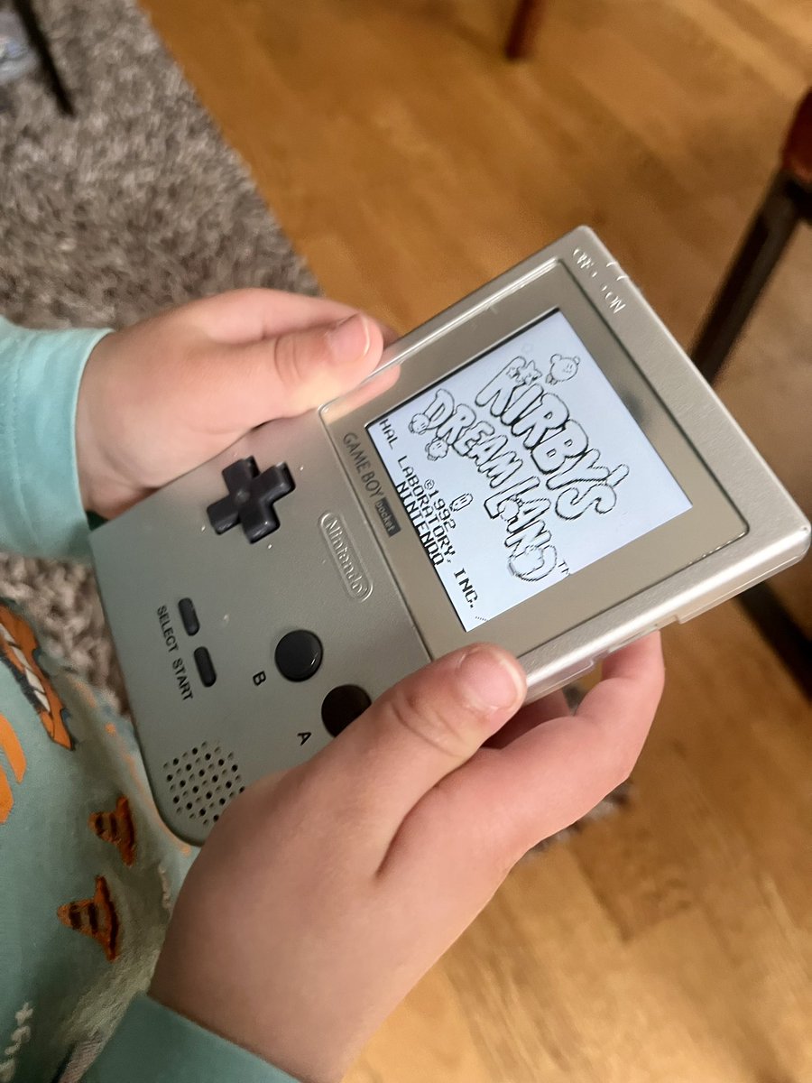 « Maman, regarde ! Quand j’allume, y a pas le son… » 2 ans et demi… C’est trop mimi 🥹 Maintenant il sait monter et baisser le son tout seul 
#mamangameuse #gameboypocket #RETROGAMING #retrogame #minigamer