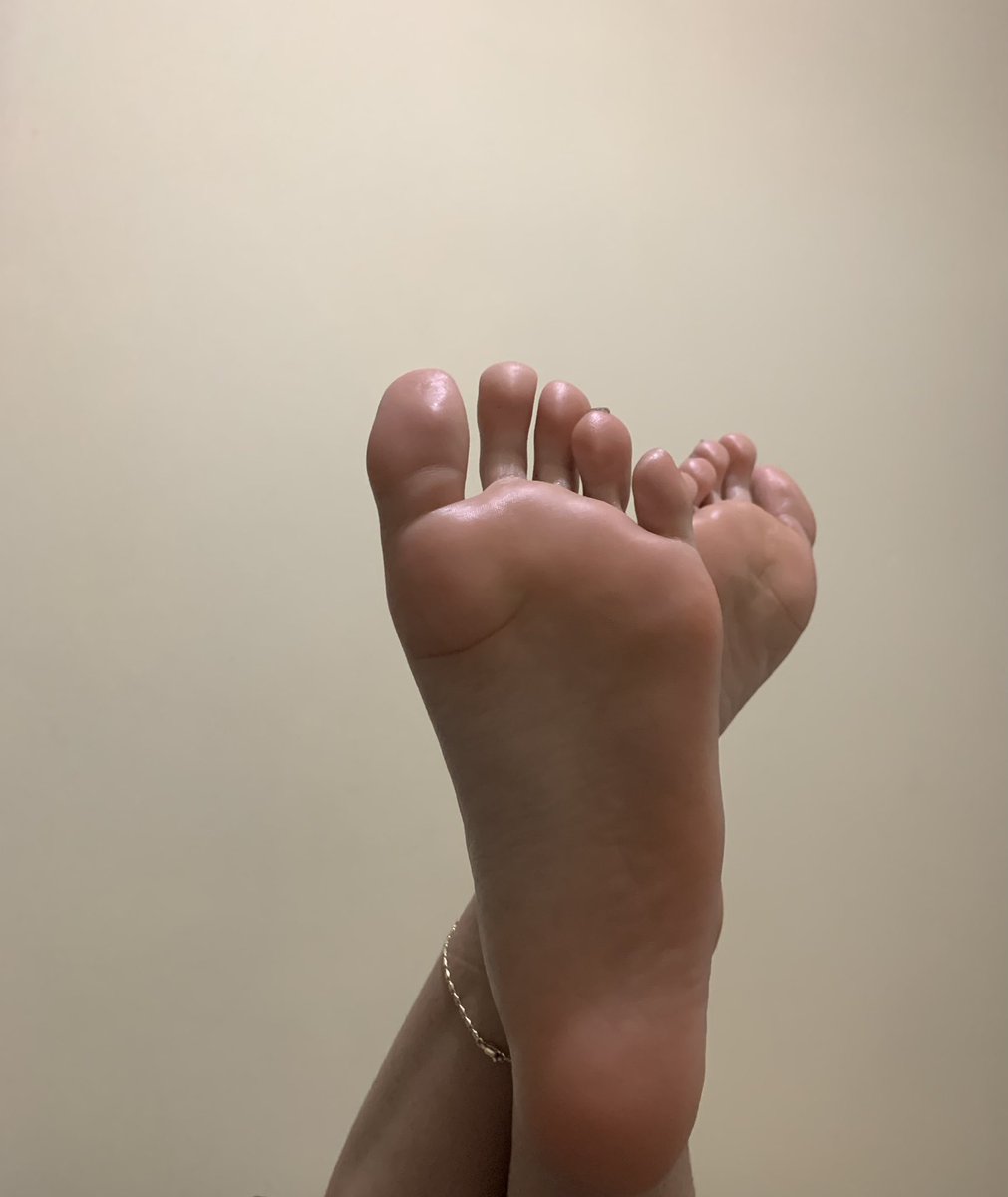 512fotosdepies's tweet photo. Fotitos por DM, acepto propuestas de todo tipo, videos personalizados!!!😈😈#piesbonitos #piessexys #fetichesmodernos #fetiches #fetichesdepies #sexy #dm #propuestaindecente #XXX https://t.co/EnVFq27ZTS