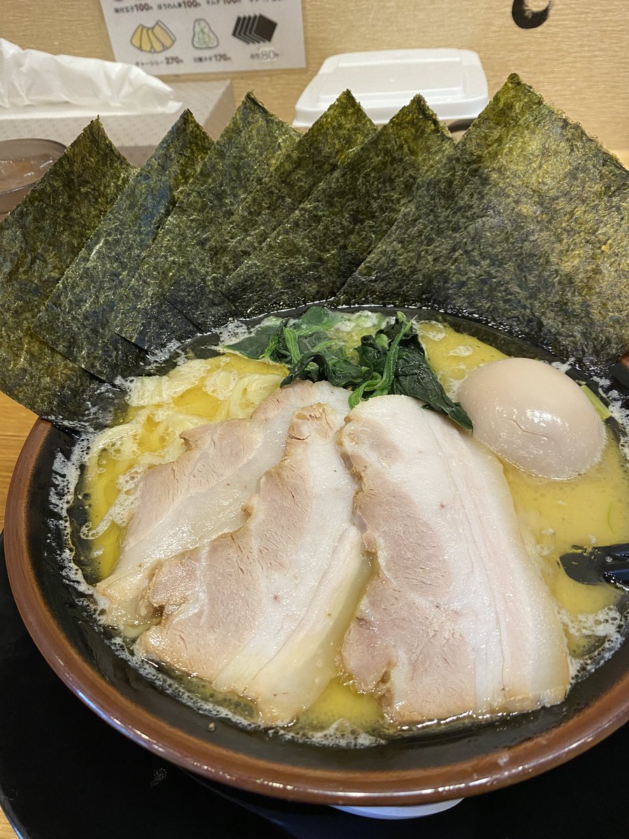 名古屋上陸✌️
お決まりのラーメンへ🏃💨
今回は、横浜家系ラーメンでら家　名古屋駅前店へ😉　塩スペシャル麺をオーダー☺️