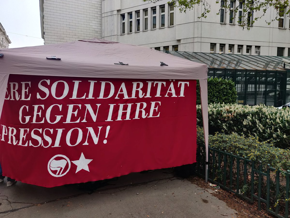 Auch heute findet wieder eine Solikundgebung in der Wickenburggasse statt - kommt vorbei und unterstützt die angeklagten Genoss*innen!